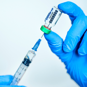 Corona Impfung Spritze aufziehen Foto iStock Tomwang112.jpg